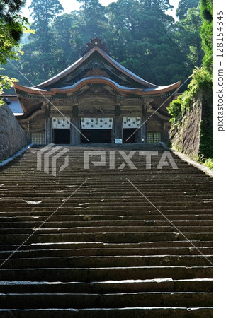 The approach to Ogamiyama Shrine in Daisen-Oki National Park, Tottori Prefecture The approach to Ogamiyama Shrine in Daisen-Oki National Park, Tottori Prefecture 128154345