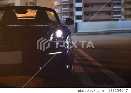 閃亮的黑色敞篷車 128154647