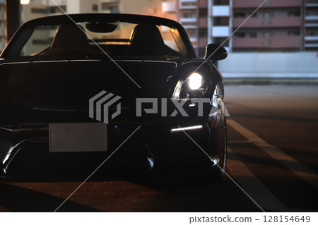 閃亮的黑色敞篷車 128154649