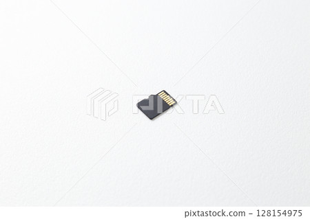 白色背景上的微型 SD 卡 白色背景上的微型 SD 卡 128154975