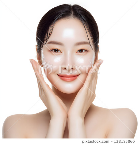 微笑的女人正在接受皮膚護理，美容肖像凸顯容光煥發的皮膚 128155860