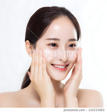 微笑的女人正在接受皮膚護理，美容肖像凸顯容光煥發的皮膚 128155863