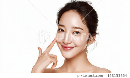 微笑的女人正在接受皮膚護理,美容肖像凸顯容光煥發的皮膚 微笑的女人正在接受皮膚護理,美容肖像凸顯容光煥發的皮膚 128155864