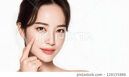 微笑的女人正在接受皮膚護理，美容肖像凸顯容光煥發的皮膚 128155866