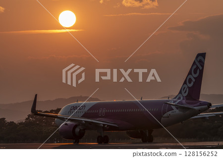 黃昏時分的仙台機場,飛機起飛,宮城縣名取市 黃昏時分的仙台機場,飛機起飛,宮城縣名取市 128156252