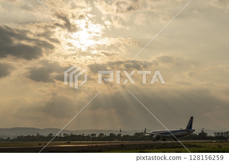 黃昏時分的仙台機場,飛機起飛,宮城縣名取市 黃昏時分的仙台機場,飛機起飛,宮城縣名取市 128156259