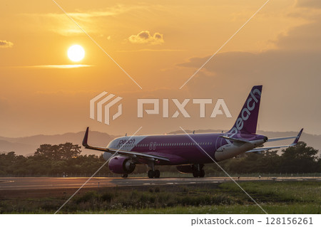黃昏時分的仙台機場，飛機起飛，宮城縣名取市 128156261