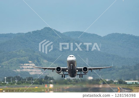 宮城縣名取市仙台機場清晨，飛機起飛 128156398