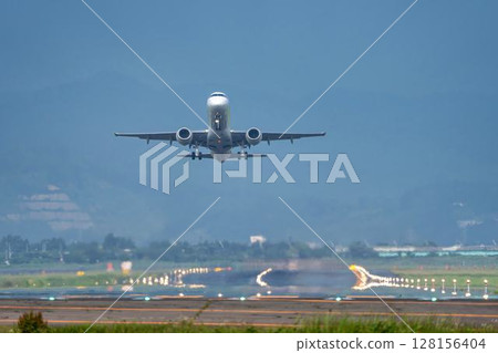 宮城縣名取市仙台機場清晨，飛機起飛 128156404