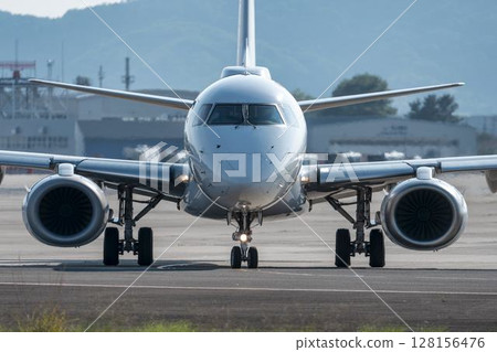 黃昏時分的仙台機場，飛機滑行，宮城縣名取市 128156476