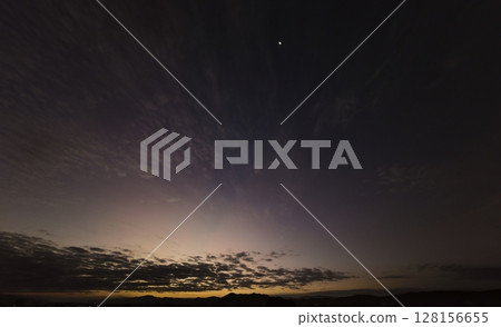 色彩繽紛的黎明天空，各種雲彩，秋季，超廣角，以天空為焦點，D241024am 128156655