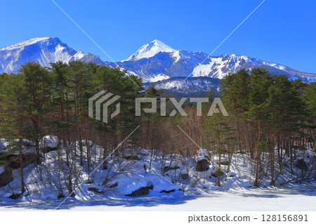 [Fukushima Prefecture] Mount Bandai and Lake Bishamon (Goshiki-numa) in winter 128156891