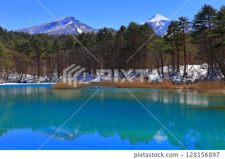 [Fukushima Prefecture] Mount Bandai and Goshiki-numa (Ruri-numa) in winter 128156897