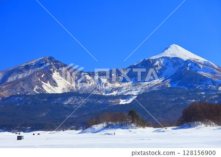 [Fukushima Prefecture] Lake Hibara and Mount Bandai in winter 128156900