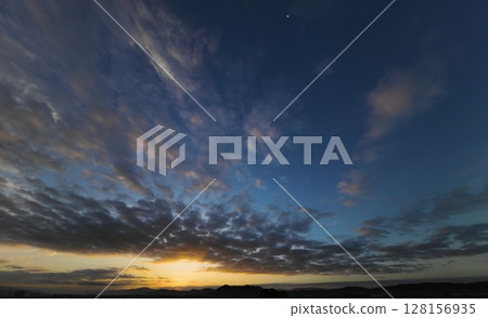色彩繽紛的黎明天空，各種雲彩，秋季，超廣角，以天空為焦點，D241024am 128156935