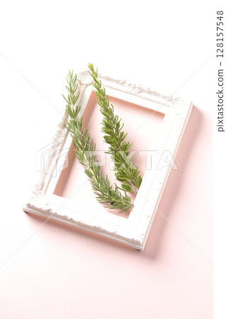 相框和迷迭香葉 128157548