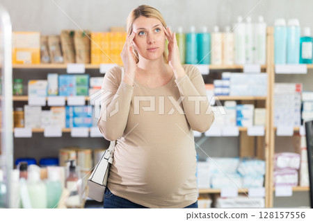 Pregnant woman visits pharmacy and suffers from headaches 128157556