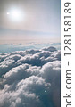 陽光和雲層 128158189