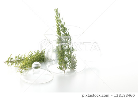 白色背景下拍攝的茶壺和迷迭香葉 白色背景下拍攝的茶壺和迷迭香葉 128158460