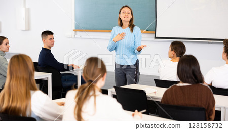 Positive adult female teacher leading a lesson 128158732