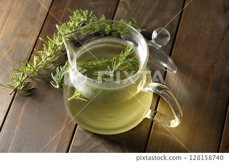 茶壺配迷迭香葉和涼茶 128158740