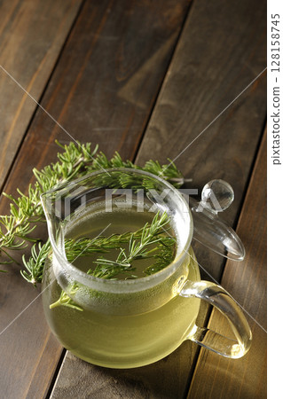 茶壺配迷迭香葉和涼茶 茶壺配迷迭香葉和涼茶 128158745