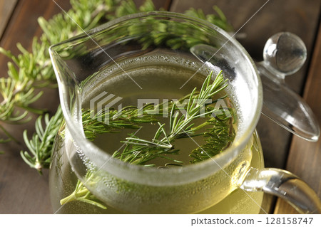 茶壺配迷迭香葉和涼茶 128158747