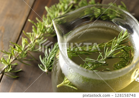 茶壺配迷迭香葉和涼茶 128158748