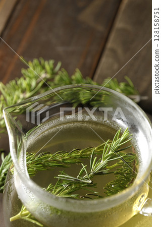 茶壺配迷迭香葉和涼茶 茶壺配迷迭香葉和涼茶 128158751