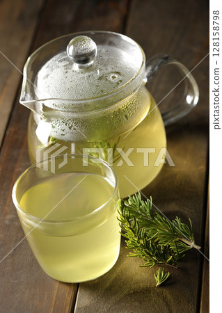 茶壺配迷迭香葉和涼茶 128158798