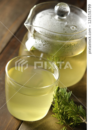 茶壺配迷迭香葉和涼茶 128158799