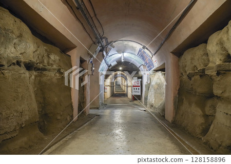 沖繩舊海軍司令部洞穴通道 128158896