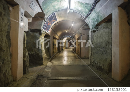 沖繩舊海軍司令部洞穴通道 128158901