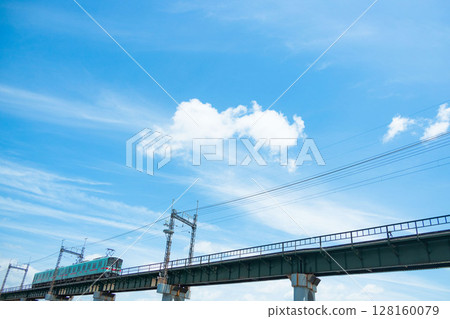 藍天下行駛的當地火車 藍天下行駛的當地火車 128160079