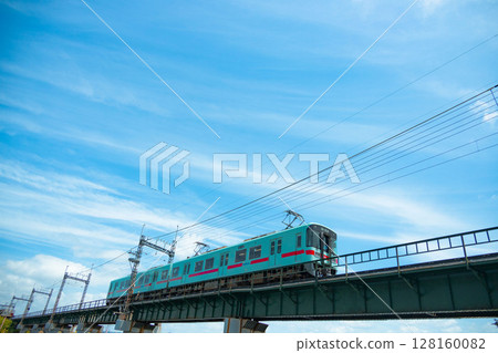 藍天、白雲和一輛穿過鐵橋的當地火車 藍天、白雲和一輛穿過鐵橋的當地火車 128160082