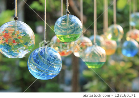 夏日花園，五彩繽紛的風鈴搖曳 128160171