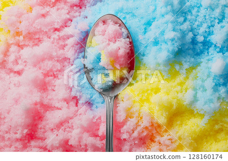 用湯匙舀出的彩色刨冰的特寫 128160174