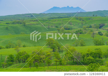 The view from Oshitoishi Hill in Aso (Kumamoto Prefecture) 128160411