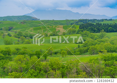 The view from Oshitoishi Hill in Aso (Kumamoto Prefecture) The view from Oshitoishi Hill in Aso (Kumamoto Prefecture) 128160412
