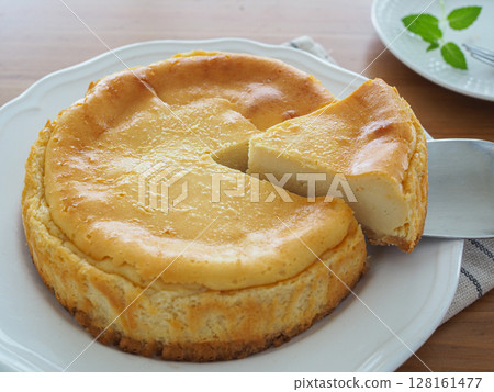 自製烤起司蛋糕切成片 128161477