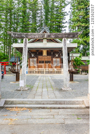 Torii gate at Nagahime Shrine (Iida Castle ruins), Oitemachi, Iida City, Nagano Prefecture 128162037