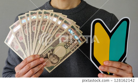 持有初學者標記和鈔票的人 128162142