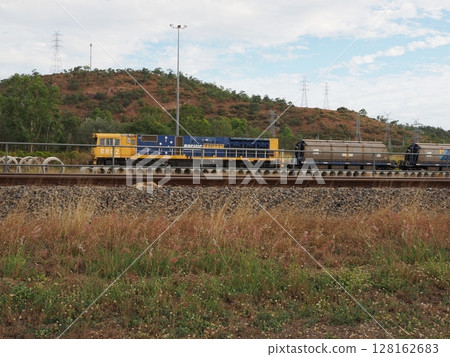 鐵路貨運 - 8802 號列車途經布蘭登郊外 鐵路貨運 - 8802 號列車途經布蘭登郊外 128162683