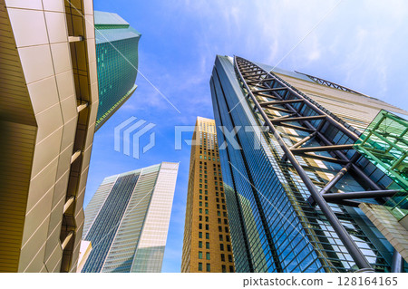 7月4日，日本東京城市景觀。俯瞰汐留商業區及其他地區。 128164165