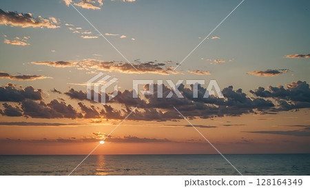 海上日落和雲彩的風景 128164349