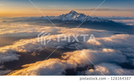巍峨的山峰聳立在雲海之上 128164387