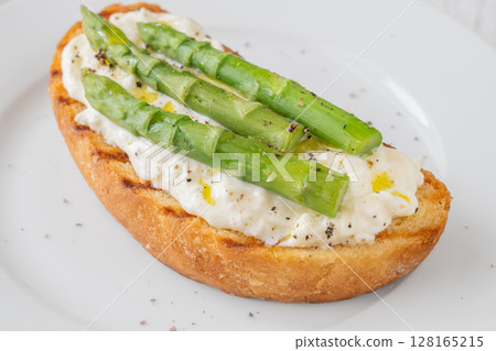 Grilled sandwich with white bread, stracciatella cheese, and green asparagus 128165215