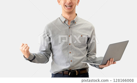 微笑的男性商人做拳頭泵 128166008