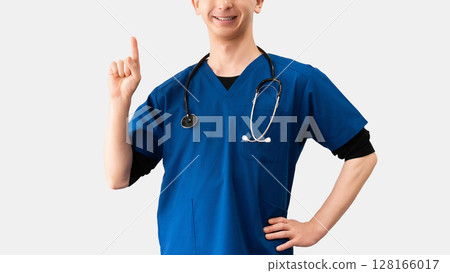 微笑的男醫護人員 微笑的男醫護人員 128166017