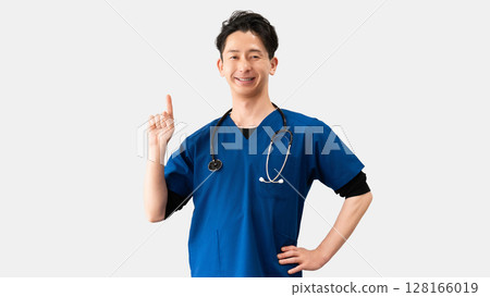 微笑的男醫護人員 微笑的男醫護人員 128166019